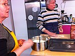 Ja sitten sopivan kokoisia paloja taikinasta