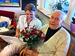 Johannes otti kukkakipmpun mukaan kuvaan! Pit�h�n sit� huumoriakin olla!