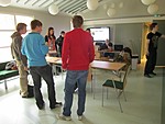 Ensimm�isen videon k�sikirjoitus syntyy luovasti julisteen takapuolelle fl�pin puuttuessa. 