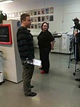 Juho ohjaa ja Niina valmistautuu esittelemään Klubitalon lehden tekoa.