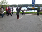Herneen puhallusta pahvimukiin. Mimmin taidon näyte.