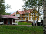 Kestikievara Herraniemen päärakennus takana.