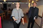 Seurakunnan edustajat kappalainen Jari ja diakonissa Aila