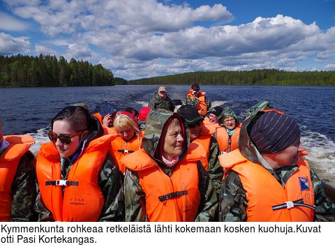 Kymmenkunta rohkeaa retkelist lhti kokemaan kosken kuohuja.Kuvat otti Pasi Kortekangas.