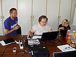 Pian 72-vuotias Anja tarttui "puikkoihin" ja hienosti onnistui. Neuvomassa vasemmalla Olli ja oikealla Kirsi.