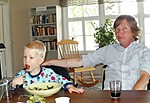 Torstain nuorin talkoolainen Sebastian pisteli reippaasti pihvi� poskeen.
