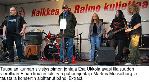 Tuusulan kunnan sivistystoimen johtaja Esa Ukkola avasi tilaisuuden 
vierelln Rihan koulun tuki ry:n puheenjohtaja Markus Meckelborg ja 
taustalla konsertin aloittanut bndi Extract.