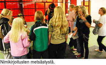 Nimikirjoitusten metsstyst.