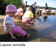 Lapset rannalla