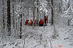 Porukka tutkiskelemassa reppujaan,mit� �iti nyt on laittanu ev��ksi.